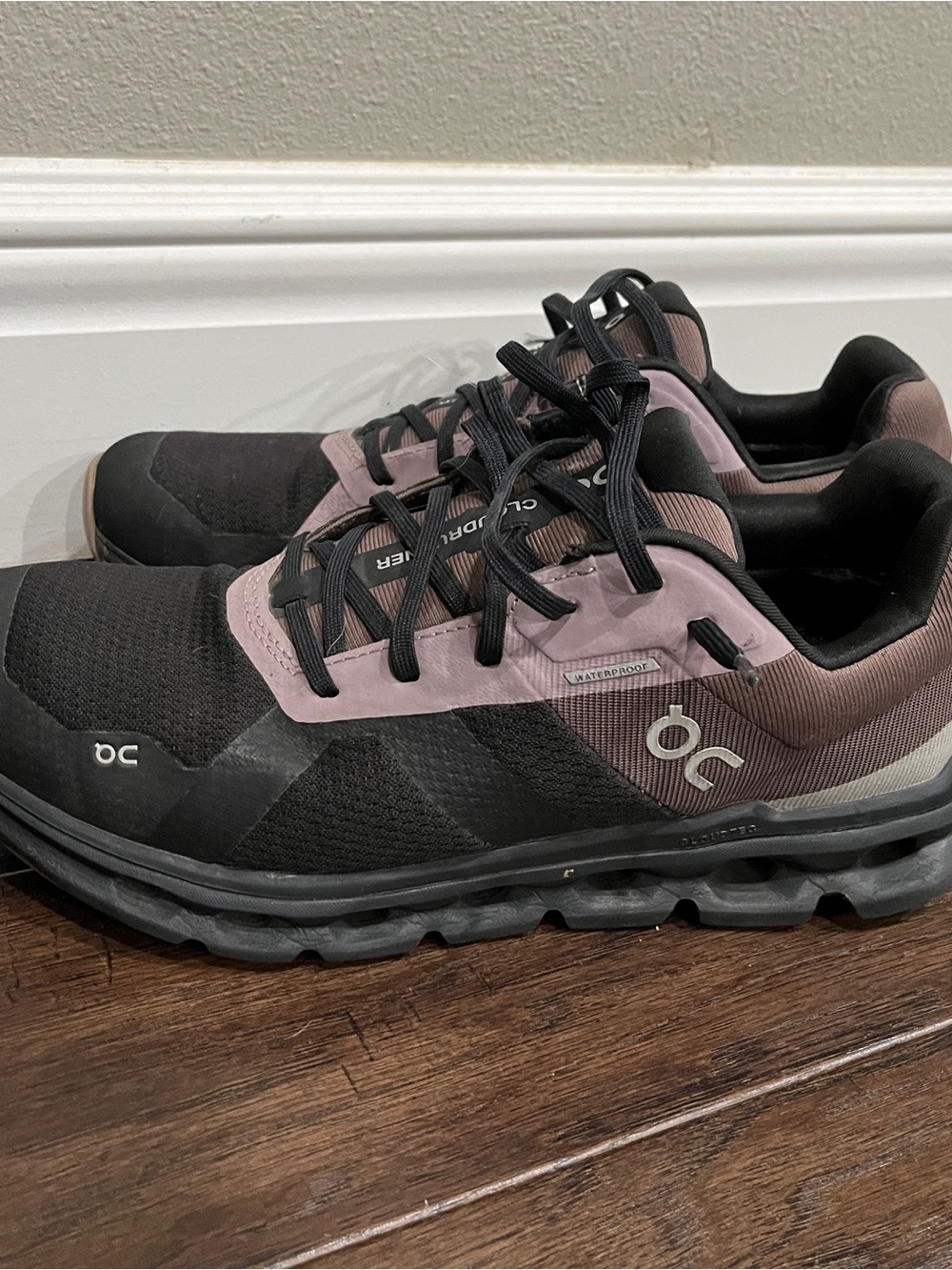On Running Cloud cloudrunner Sneakers in Black and Mauve womens 9.5